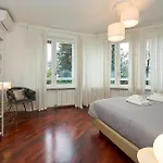 Absolute Luxury Home, 15 Minutes Walk San Siro דירה *